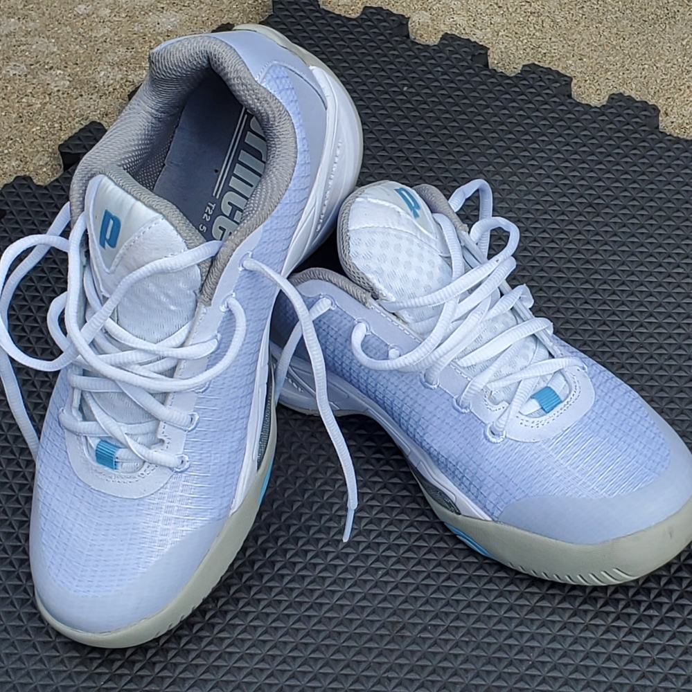 Tennis shoes